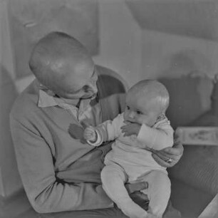 Urlaubsbilder Rostock 64 : Rostock. Portrait Säugling und älterer Mann