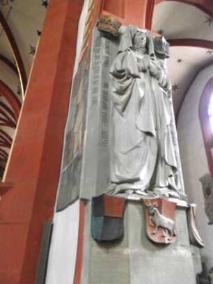 Stadtkirche-Langhaus Innen - Epitaph im Süden am Triumphbogen mit vollplastischer Steinmetzarbeit Dame im Gewand sowie Umschrift und Wappenschilden in Übersicht