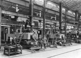 Chemnitz, Hartmannstraße 28. Sächsische Maschinenfabrik vormals Richard Hartmann AG. Lokomotivbau. Montagehalle. Montage von Militärlokomotiven