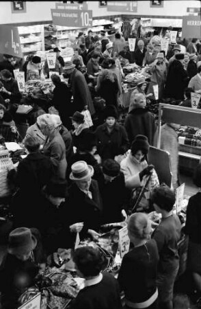 Freiburg: Winterschlussverkauf. Publikum am Ausverkaufstand Oberpaur, Kaiser-Joseph-Str. 208/212