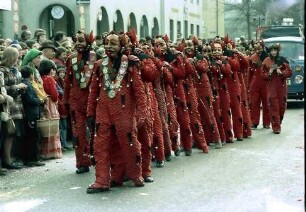 Freiburg: Umzug, Rote Gruppe [Feuer-Narren]
