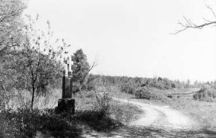 Wittichenau-Dubring. Pasternackmühle, Stätte der ehem. Dubringer Wassermühle; der Weg führte mitten durch den Mühlenhof, das Kreuz wurde unlängst erneuert