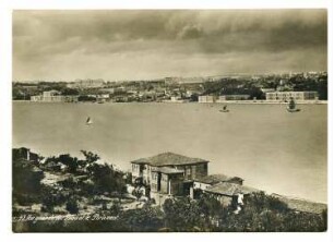 Dolmabahçe-Palast, Çırağan-Palast und Parlament, Istanbul: Gesamtansicht vom Bosporus