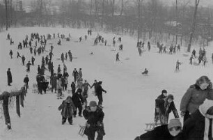 Leipzig, Johannapark. Kinder beim Ski- und Schlittenfahren, Kinder im Johannapark Leipzig auf dem Weg zum Abfahrtshang