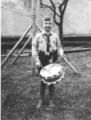 Deutscher Turnverein. Junge als Mitglied des Musikzuges, schon der Hitler-Jugend angepaßt mit Ärmelzeichen und Koppelschloß mit den vier "F" (frisch, fromm, fröhlich, frei)