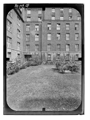 Berlin-Mitte, Otto-Nuschke-Straße (Jägerstraße) 22/23. Akademie der Wissenschaften. Hofansicht