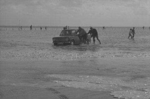 St. Peter-Ording, Böhl: Hochflut überschwemmt Parkplatz, Autos im Wasser
