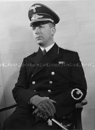 Hans Globke in Uniform