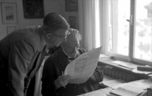 Günsbach: Am Schreibtisch; Dr. Schempp, stehend; Dr. Schweitzer mit Zeitung