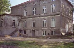 Dorfstraße 45: Hof Mönkhagen: Gutshaus: bei Restaurierung: Gartenfront mit Mittelrisalit, Querflügel mit Hintereingang und Treppe: Seitenfront mit Seiteneingang: Dränagerohre