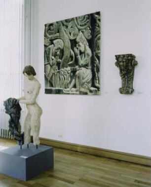 Barocke Stütze mit Maske (Dresdner Zwinger) : Raumaufnahme mit "Weibliche Figur nach Egon Schiele" (2005; S. Harbort), "Holzrelief, norwegisch" (2003; J. Reygers) und "Barocke Stütze mit Maske (Dresdner Zwinger)" (2005; J. Schleicher)