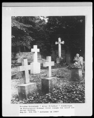 Grabkreuze, im Hintergrund Grabmal Peter Joseph Lenné und seiner Ehefrau