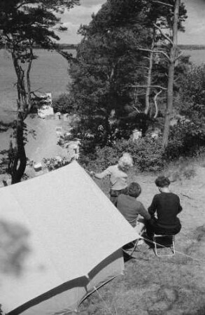 Waren (Müritz). Campingplatz Ecktannen. Camper vor ihrem Zelt