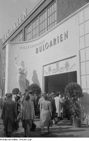 Besucher am Eingang zur Messehalle der Volksrepublik Bulgarien, Herbstmesse 1953