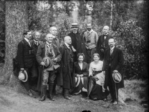 Auf Exkursion : Gruppenportrait einer Exkursionsgesellschaft.