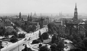 Blick vom Hochhaus zur Hauptstraße mit Katholischer Kirche Franziskus Xaverius und Dreikönigskirche