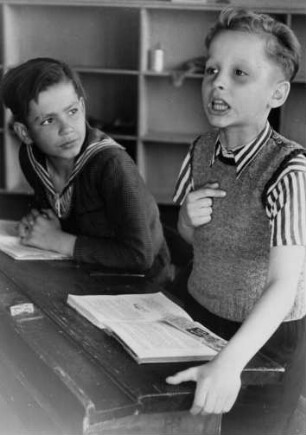 Hamburg. Gehörlosenschule Lerchenfeld. Gehörlose sind aufmerksame Schüler. Sie lesen dem Lehrer und ihren Klassenkameraden jedes Wort buchstäblich von den Lippen ab. Aufgenommen 1949