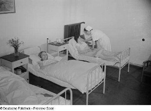 Krankenschwester bei der Betreuung von Patientinnen