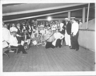 Hochseepassagierdampfer Cleveland, Bordaufnahmen. Gruppenbild mit kostümierten Touristen und Katzen in Tierkäfigen während eines Bordfestes