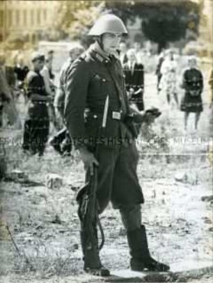 NVA-Soldat an der Sektorengrenze Nähe Potsdamer Platz