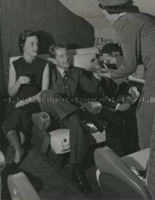 Bei einem Transpazifikflug der British Commonwealth Pacific Airlines werden Getränke serviert