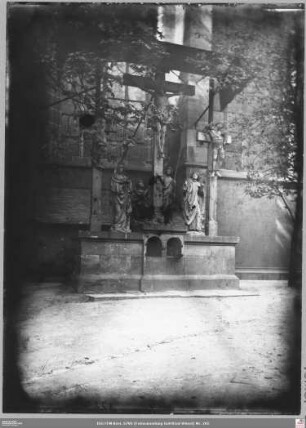 Dom: Kreuzigungsgruppe von Hans Backoffen auf alten Friedhof vor dem nördlichen Querhaus
