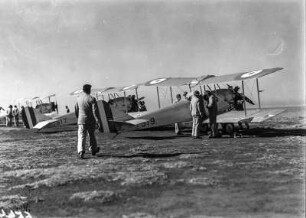 Flugplatz von Pretoria : Expeditionsteilnehmer auf dem Flugplatz von Pretoria vor dem Start von Flugzeugen