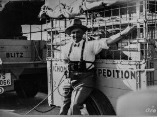 Hans Schomburgk an Expeditions-Lastwagen : Hans Schomburgk an einem Lastwagen seiner Expedition, vor der Abreise, 1931