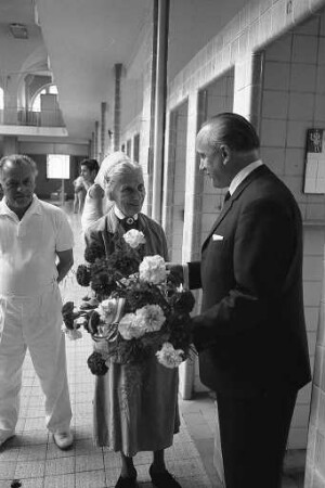 80. Geburtstag der langjährigen Besucherin des Vierordtbades und "Schwester Hertha" beim Deutschen Roten Kreuz