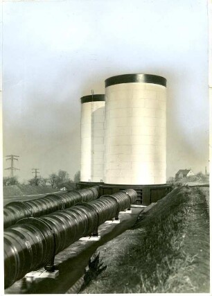 Dresden-Oberwartha. Pumpspeicherwerk Niederwartha. Großspeicheranlage Oberwartha (Baubeginn 1928). Wassertürme und Rohrleitung