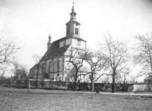 Pfarrkirche und Steinkreuz : Seelitz, Ansicht der Pfarrkirche St. Annen mit Steinkreuz (K 80) von Nordwesten