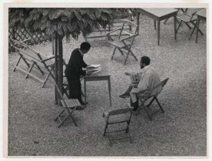 Der äthiopische Kaiser Haile Selassi und sein Sekretär im Garten des Carlton Hotels in Genf