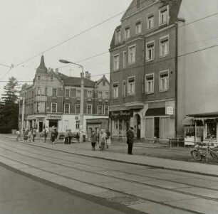 Dresden-Leuben, Pirnaer Landstraße 119-125. Wohnhäuser mit Ladeneinbauten (1851/1900). Straßenansicht