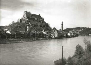 Burghausen. Blick vom österreichischen Ufer über die Salzach gegen die Altstadt und die Burg