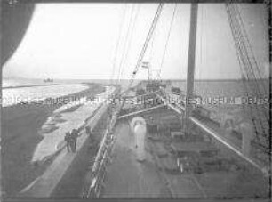 Glasnegativ: Auf einem Schiff,das aus der Bucht von "Tsingtau" ausläuft.