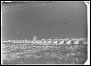 Staustufe Knetzgau. Staßenbrücke Haßfurt, die Flutbrücke. Ansicht von oberstrom.