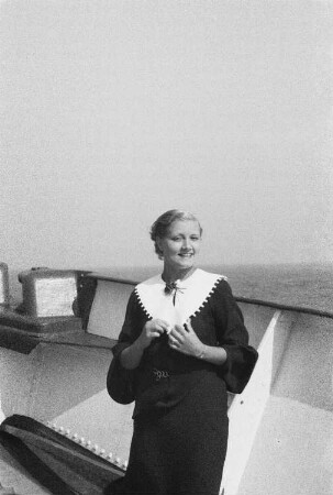 Bordleben. Junge Dame an Deck eines Passagierschiffes