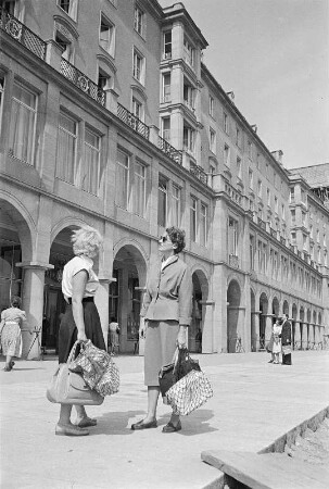Dresden, Altmarkt Westseite. Damen mit Einkaufsnetzen.
