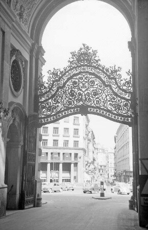 Wien: schmiedeeisernes Tor in der Hofburg