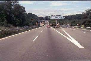 Hauptfahrbahn Nord der A8 (Stuttgart Richtung Karlsruhe): Übergang in Halbdirekte Süd (Stuttgart Richtung Basel) und Abzweig Tangente Nordost (Stuttgart Richtung Heidelberg)