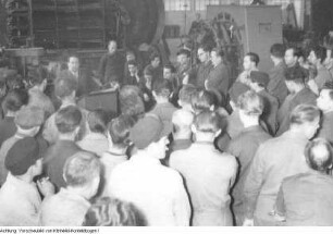 Dresden. Turbinenwerk Dresden, Diskussion der Werktätigen über den Beitritt der DDR zum Warschauer Vertrag, 1956