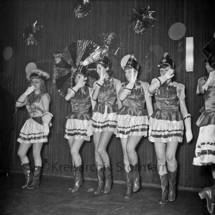 Karneval: Hotel Oldesloer Hof, Saal: Prunksitzung: Veranstalter Oldesloer Männerchor von 1844, Oldesloer Singakademie von 1946: Bühne: Auftritt der Mädchengarde, links Tanzmariechen, 27. Februar 1965
