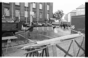 Kleinbildnegative: Marktaufbau, John-F.-Kennedy-Platz, 1982