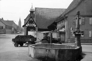 Bötzingen: Brunnen vor der katholischen Kirche und Hauptstraße