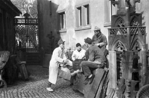 Freiburg: Pause der Schüler vor der Bauhütte