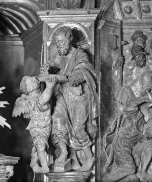 Hochaltar, Sockelgeschoss, rechter Teil, links: Evangelist Matthäus