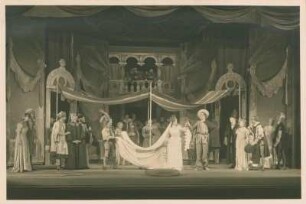 "Der Widerspenstigen Zähmung" von William Shakespeare. Hochzeitsszene mit Charlotte Strauch als Bianca und Heinz Klingenberg als Lucentio. 3. Akt, 2. Szene. Dresden: Schauspielhaus, 22.08.1935