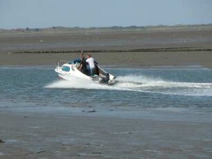 Wattenmeer vor der Nordseeinsel Baltrum : Ein Motorboot fährt auf dem Wattenmeer vor der Nordseeinsel Baltrum, aufgenommen 2004