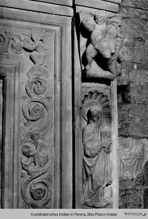 Fassade der Johanneskapelle : Rahmenornamentik mit Propheten, Heiligen und Putten