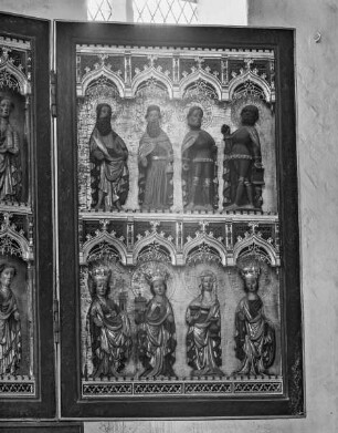 Marienaltar — Im Mittelschrein, in der mittleren Nische, Madonna unter Baldachin von Engeln umgeben, zu den Seiten die zwölf Apostel in zwei Reihen übereinander; auf den Flügeln je acht Heilige — Altarflügel (Innenseite) mit acht Heiligen unter Kielbogenarkaturen